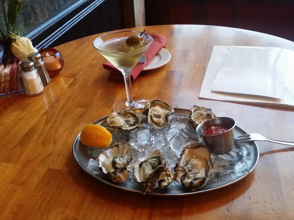 Lunch menu featuring burgers, chowder, and oyster dishes.